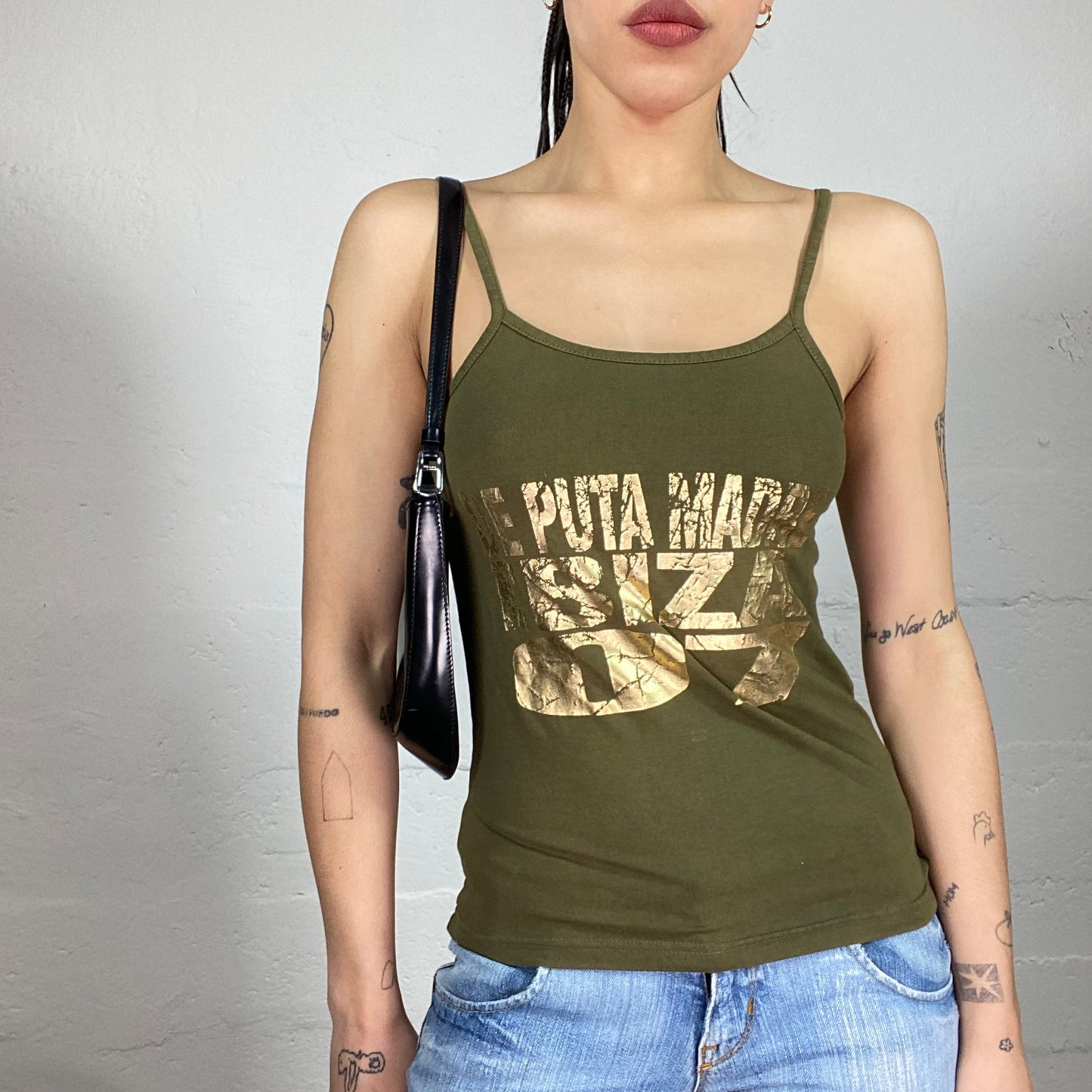 Vintage 2000’s Sporty Khaki Green Cami Top with Golden „De Puta Madre Ibiza 07“ Print (S/M)