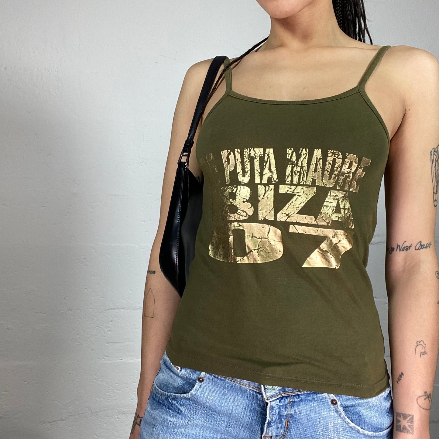 Vintage 2000’s Sporty Khaki Green Cami Top with Golden „De Puta Madre Ibiza 07“ Print (S/M)