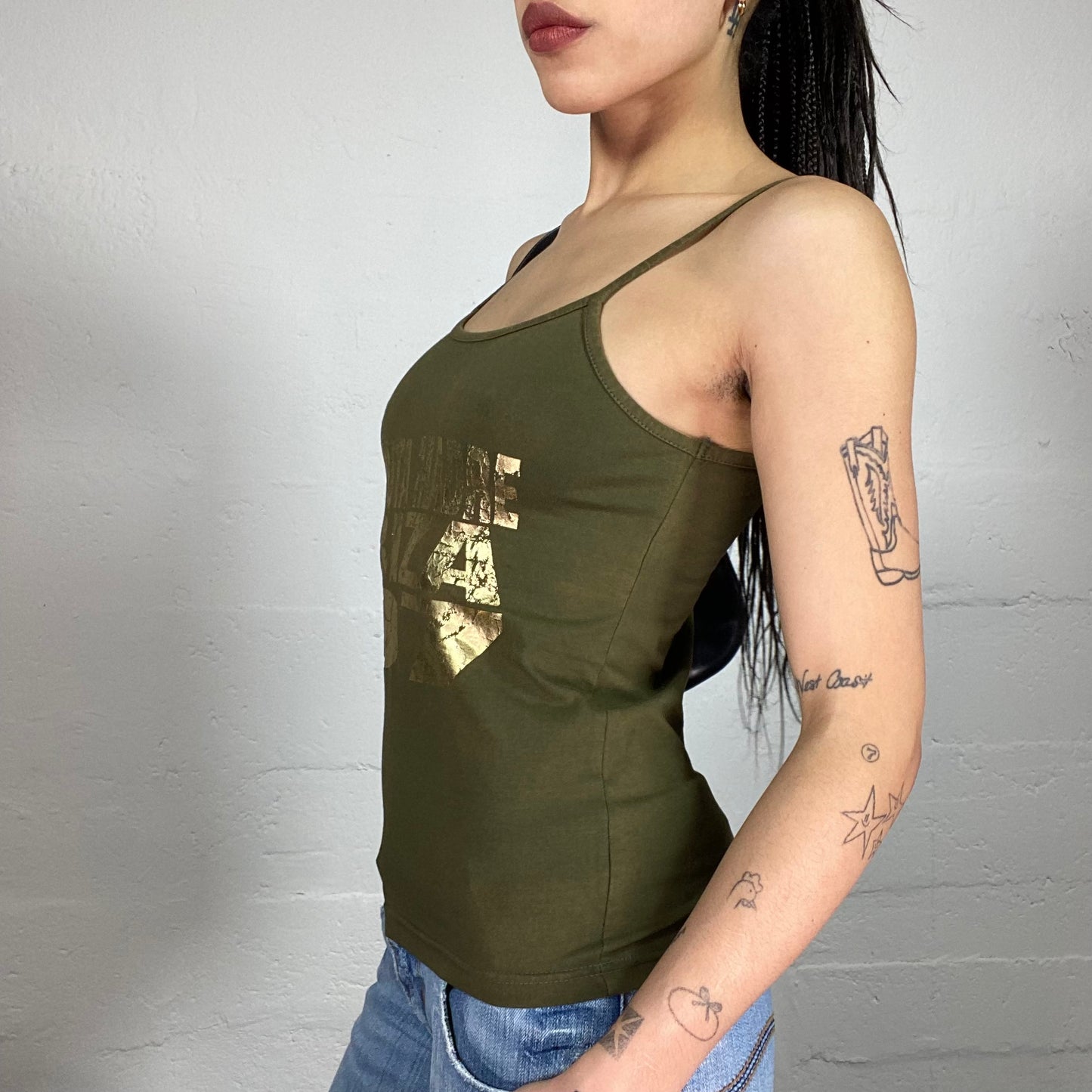Vintage 2000’s Sporty Khaki Green Cami Top with Golden „De Puta Madre Ibiza 07“ Print (S/M)