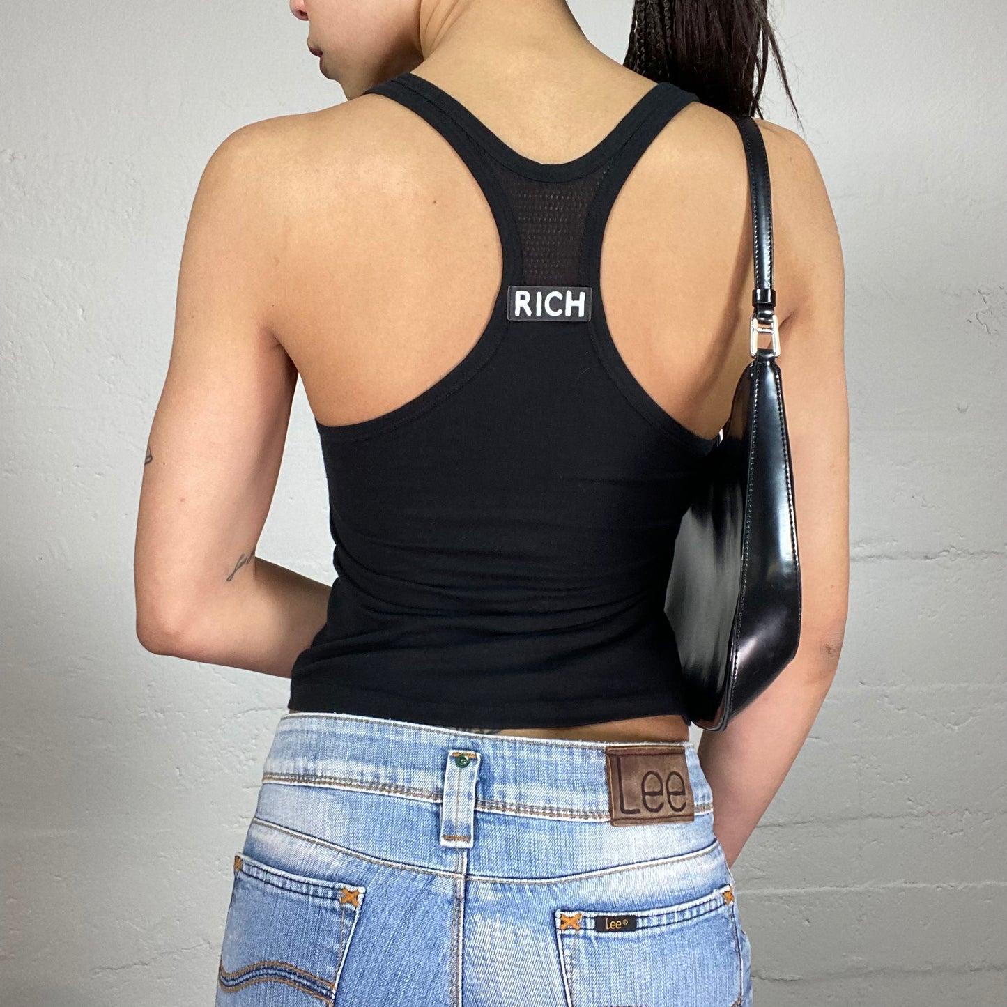 Vintage 2000’ Sporty Black Tank Top with Net Detail and „Rich“ Print (S)