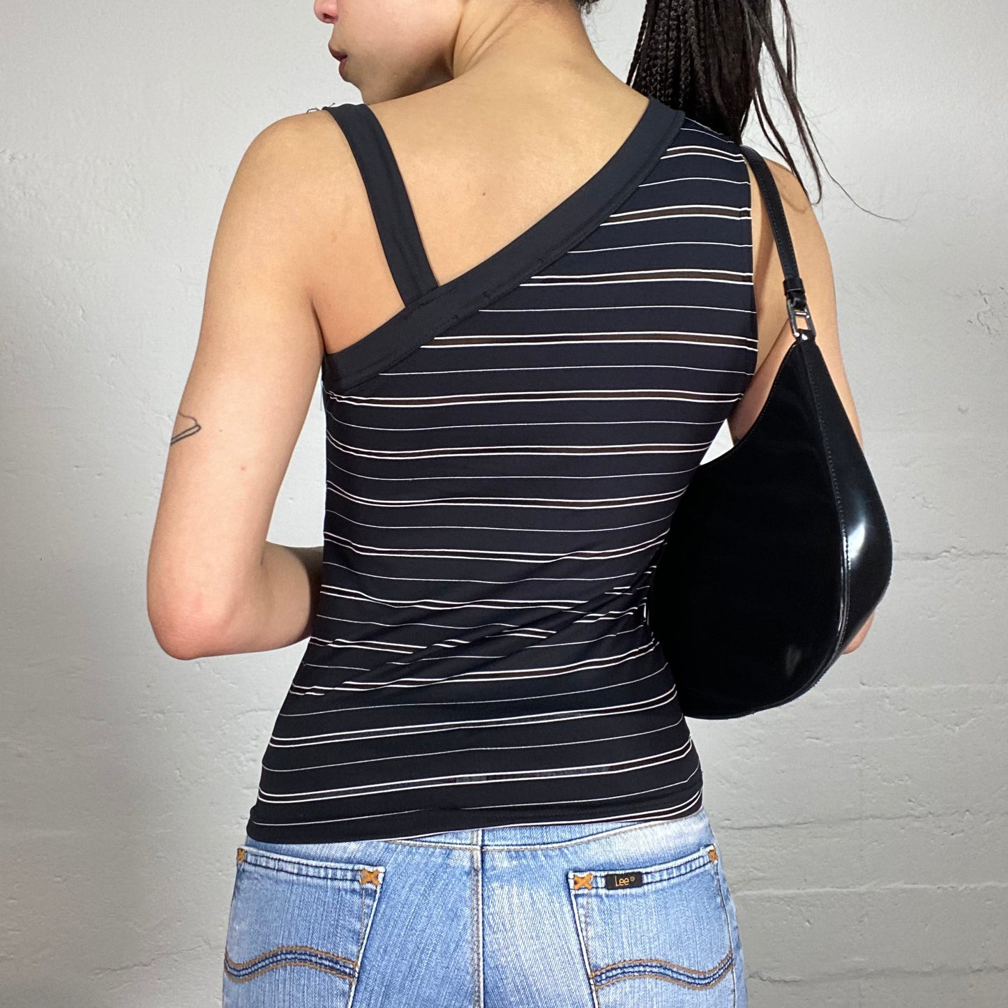 Vintage 90’ Streetwear Black Striped Print Sleeveless Top with Asymmetric Shoulder Design (L)