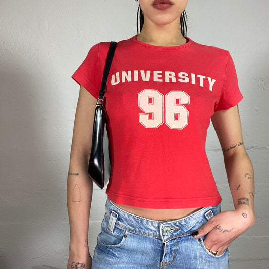 Vintage 2000’ Red University Style Cropped T-Shirt with White „University 96“ Print (S)