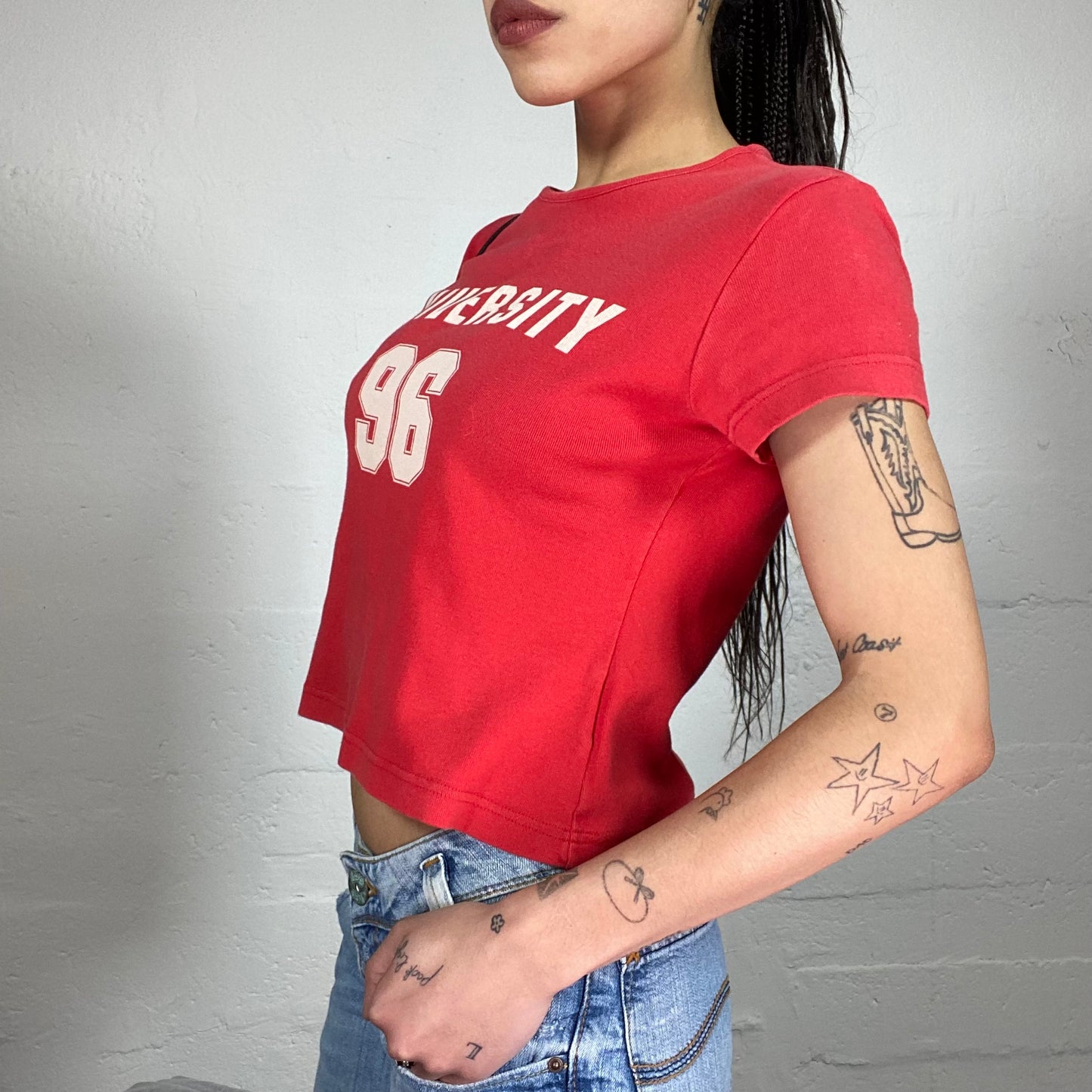 Vintage 2000’ Red University Style Cropped T-Shirt with White „University 96“ Print (S)