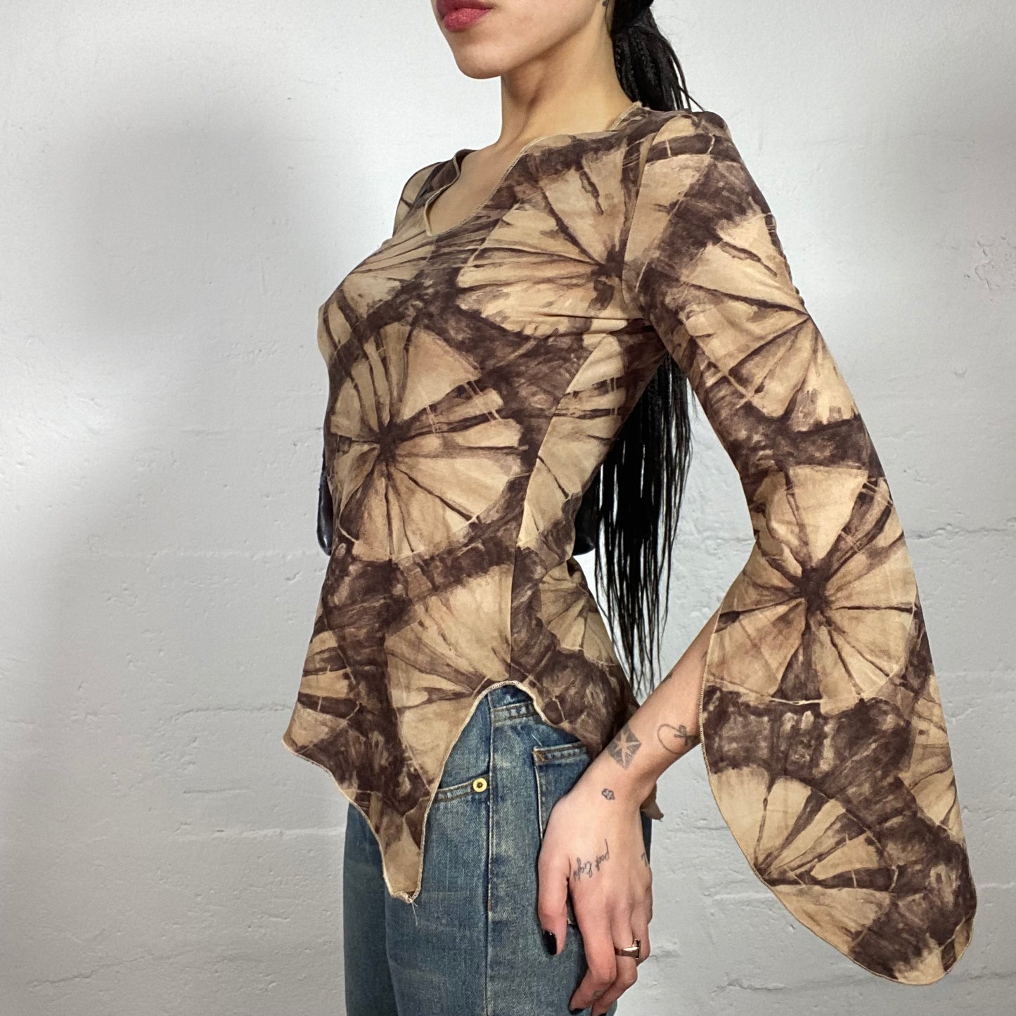 Vintage 90’ Boho Brown and Creamy Toned Asymmetric Flared-Sleeve Printed Top (M)