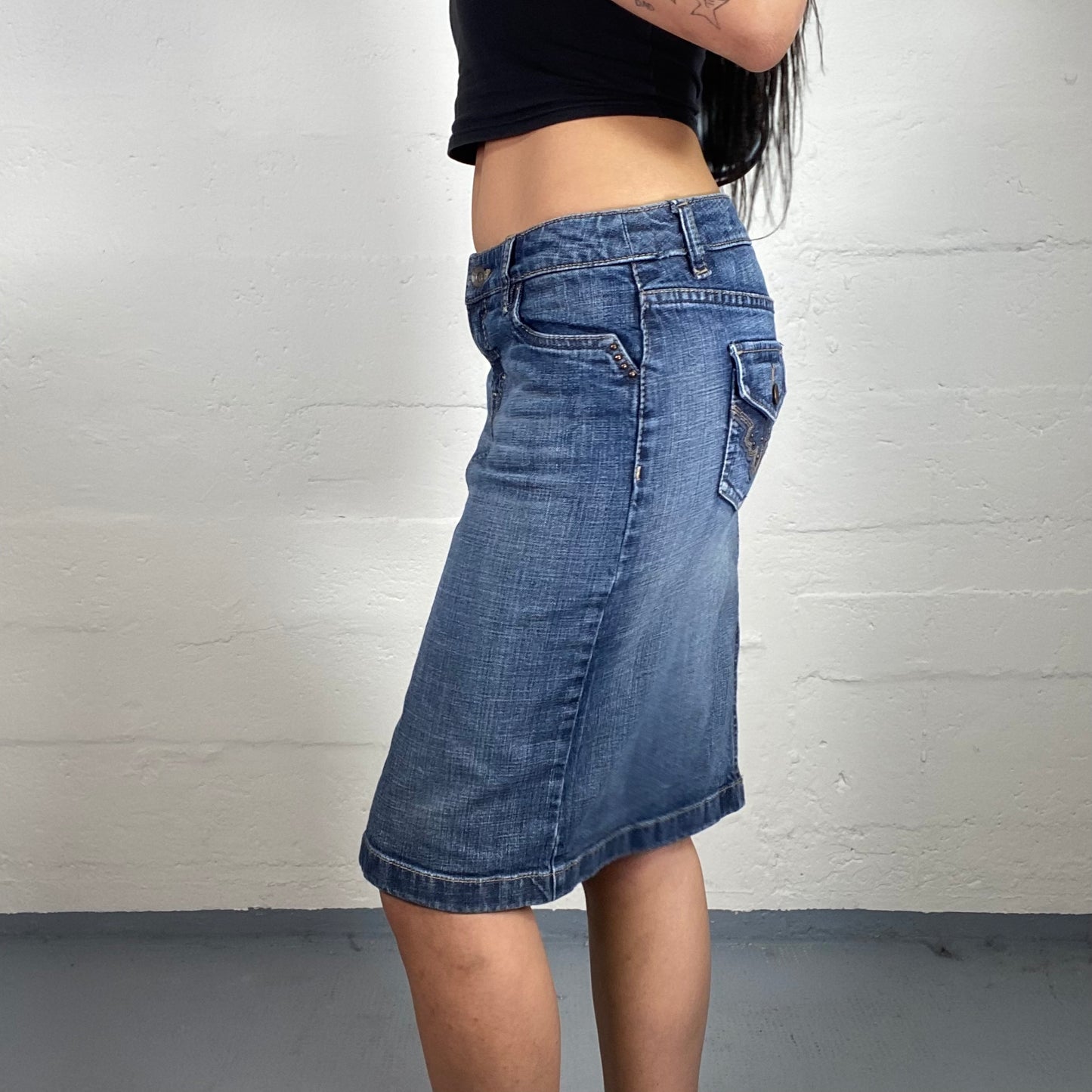 Vintage 2000's Spring Low Waisted Denim Skirt with Embroidered Pockets (34)