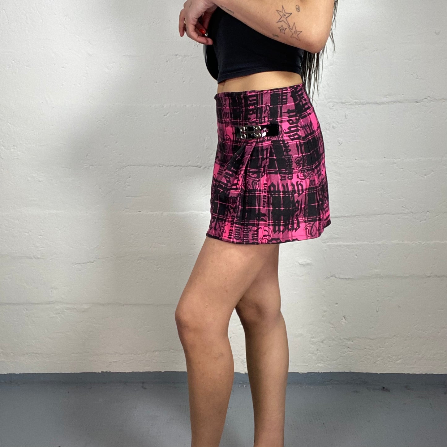 Vintage 2000's Grunge Skript Printed Black and Pink Mini Skirt with Side Belts (XS)