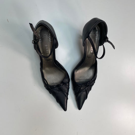 Vintage 2000's Model Off Duty Black Leather Pointed Kitten Heels (39)