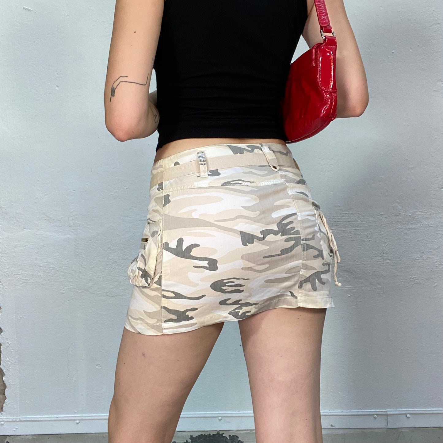 Vintage 2000's Downtown Girl Beige and Khaki MIni Skirt with Camo Print (S)