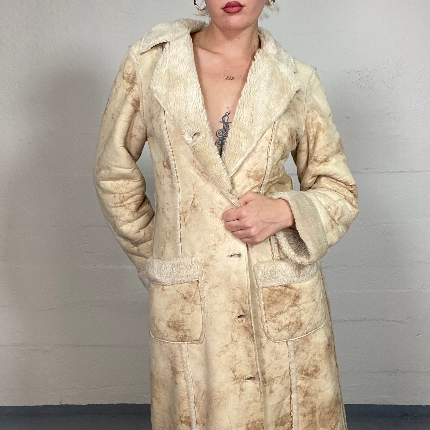 Vintage 2000's Bratz Beige Faux Leather Maxi Afghan Coat with White Collar and Sleeves Detail (M)