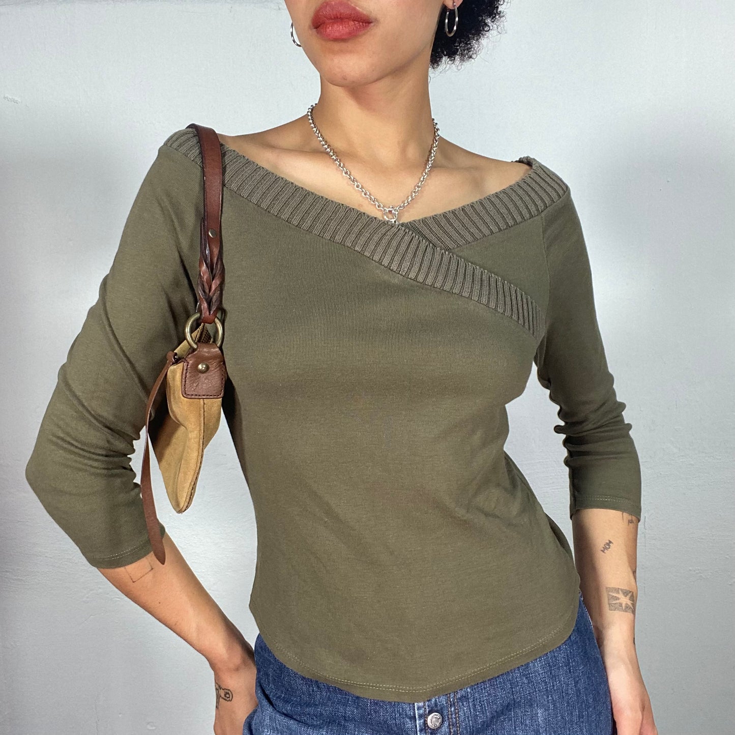 Vintage 2000's Streetstyle Khaki Off Shoulder V-Neck Light Knit Sweater (S)