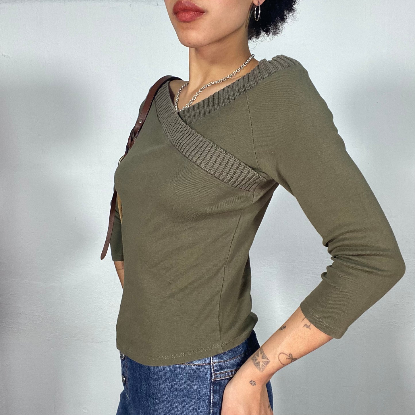 Vintage 2000's Streetstyle Khaki Off Shoulder V-Neck Light Knit Sweater (S)