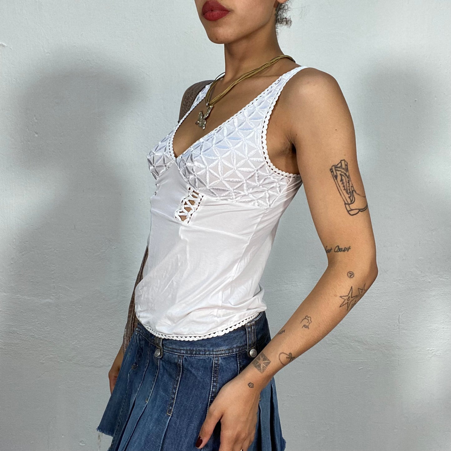 Vintage 90's Coquette White V-Neck Top with Floral Embroidery (XS)