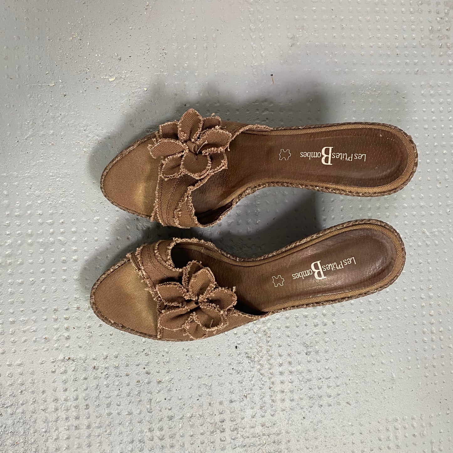 Vintage 90's Bratz Brown Platform Sandals with Flower Detail (36)