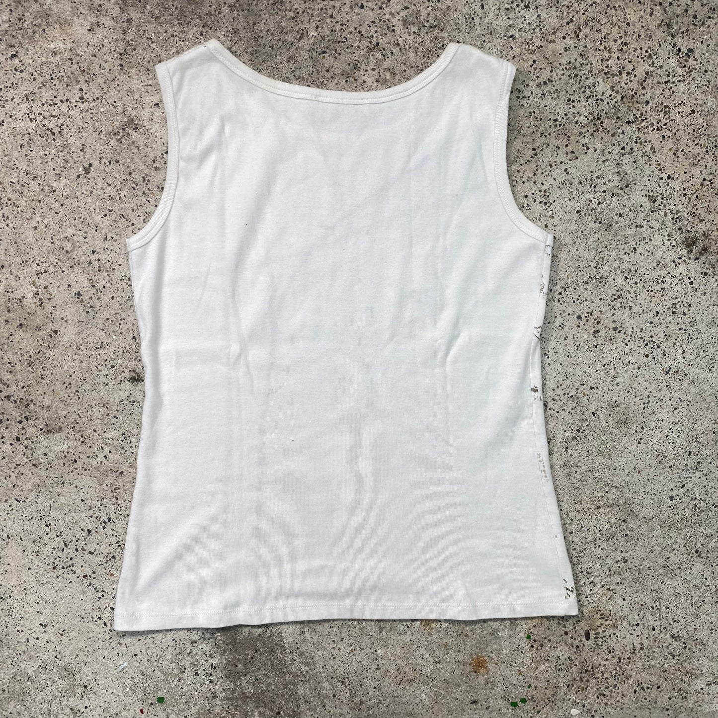 Vintage 2000's Downtown Girl White Tank Top with Brown Stamped "Feel Free" Typography Print (M)