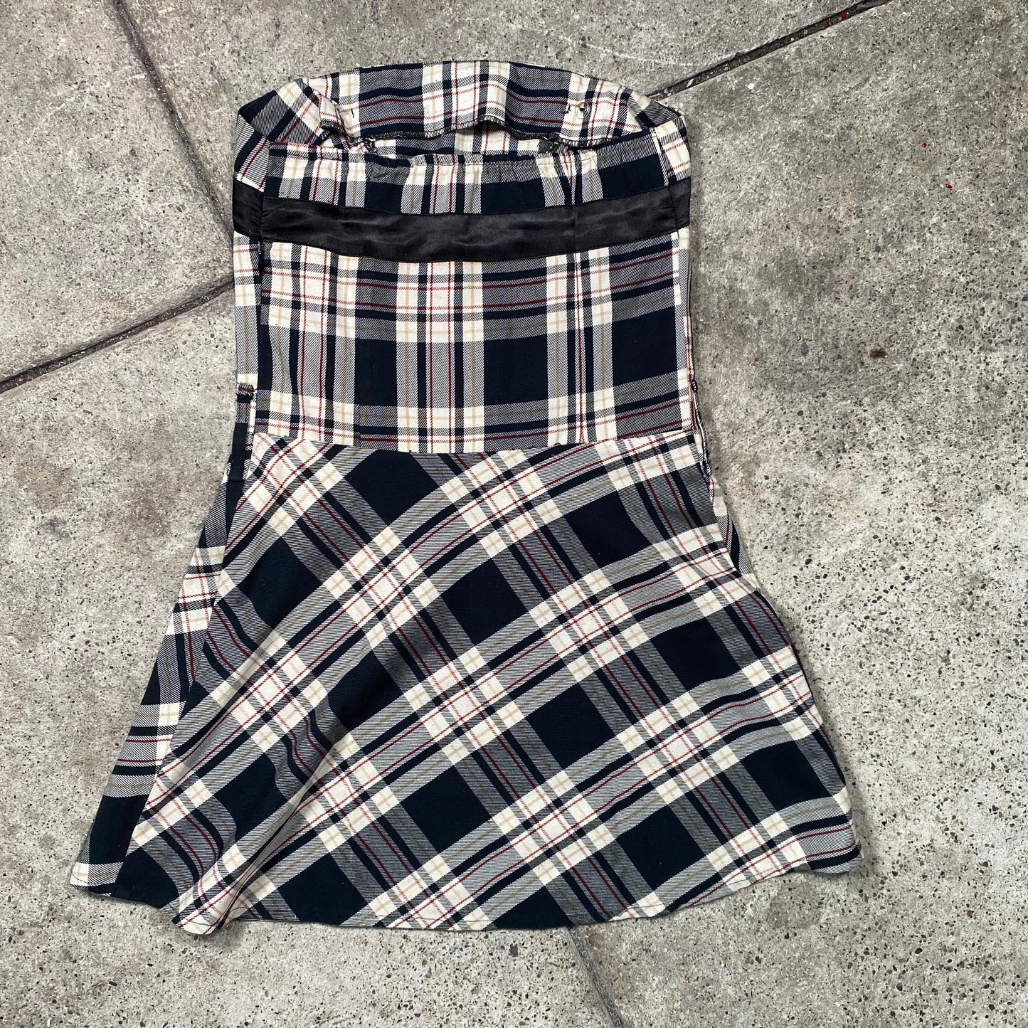 Vintage 2000's Black and Beige Plaid Strapless Mini Dress (XS/S)i