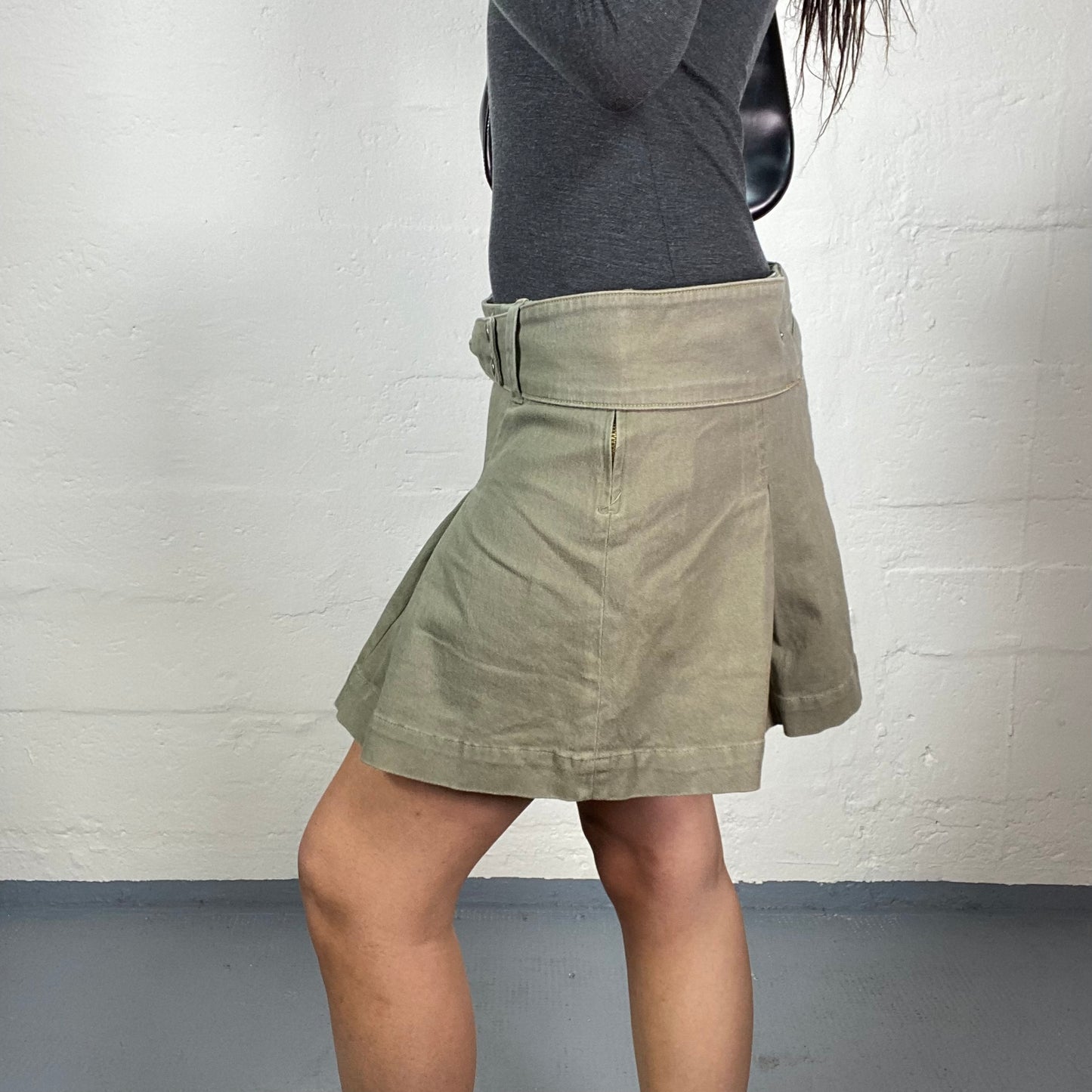 Vintage 2000's Grunge Khaki Pleated Mini Skirt with Belt Detail (M)