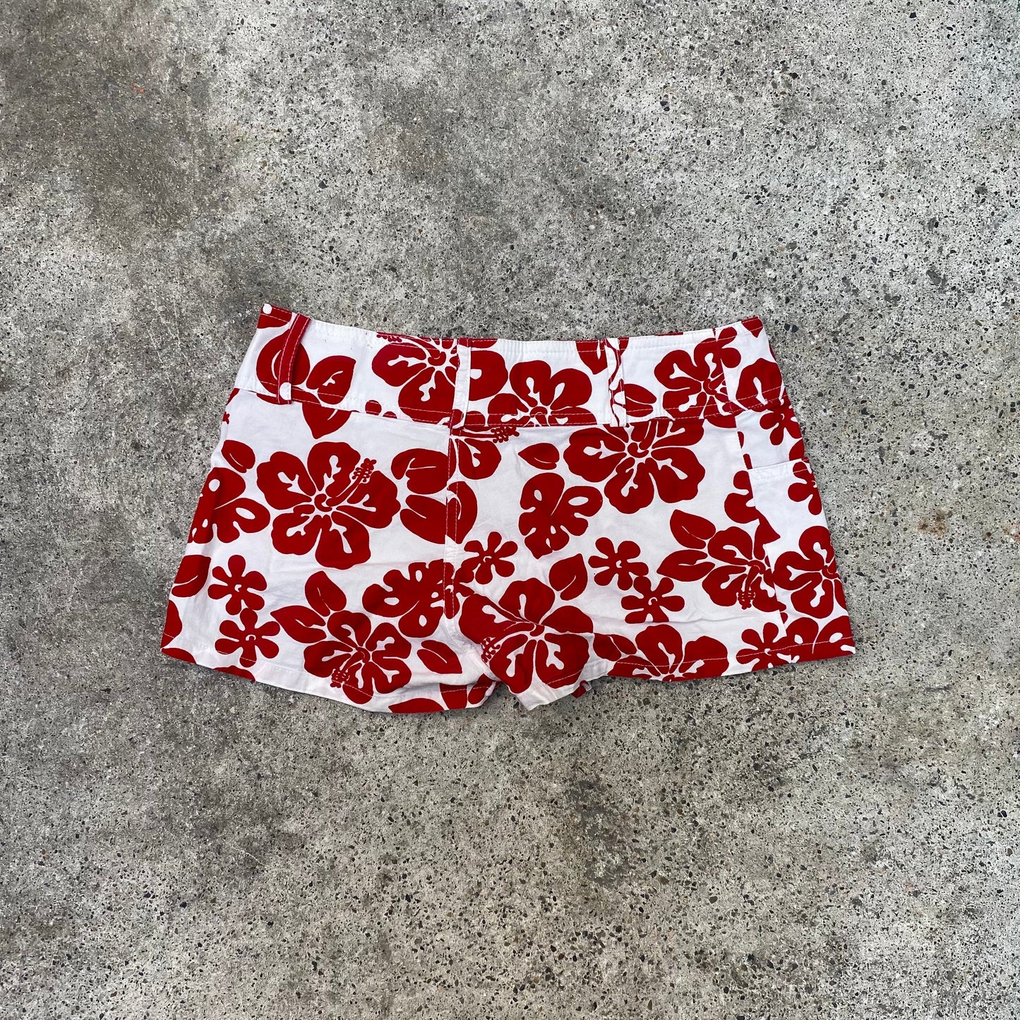 Vintage 2000's Surfer White Mini Shorts with red Hibiscus Print (S)