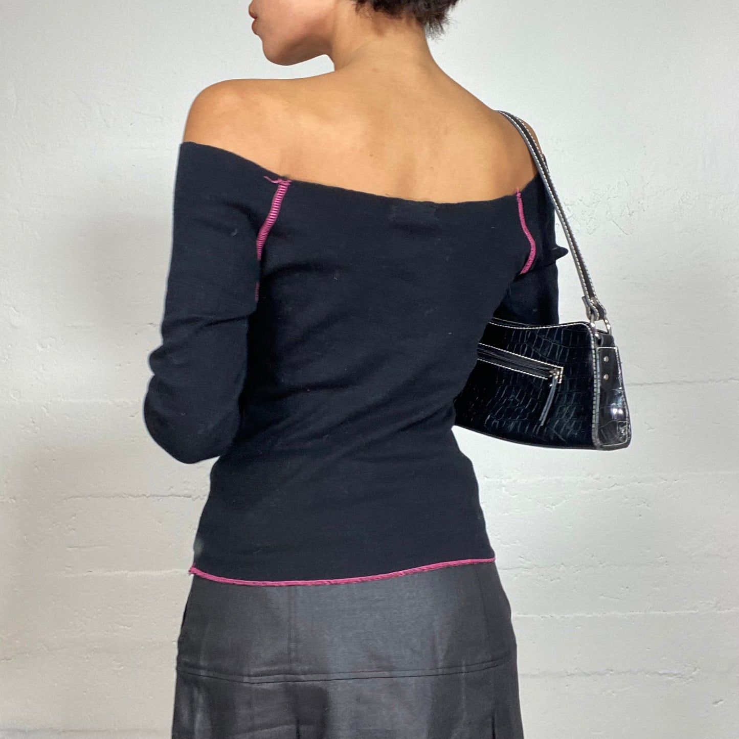 Vintage 2000's Sporty Black Longsleeve Off Shoulder Top with Fuchsia Print (S/M)