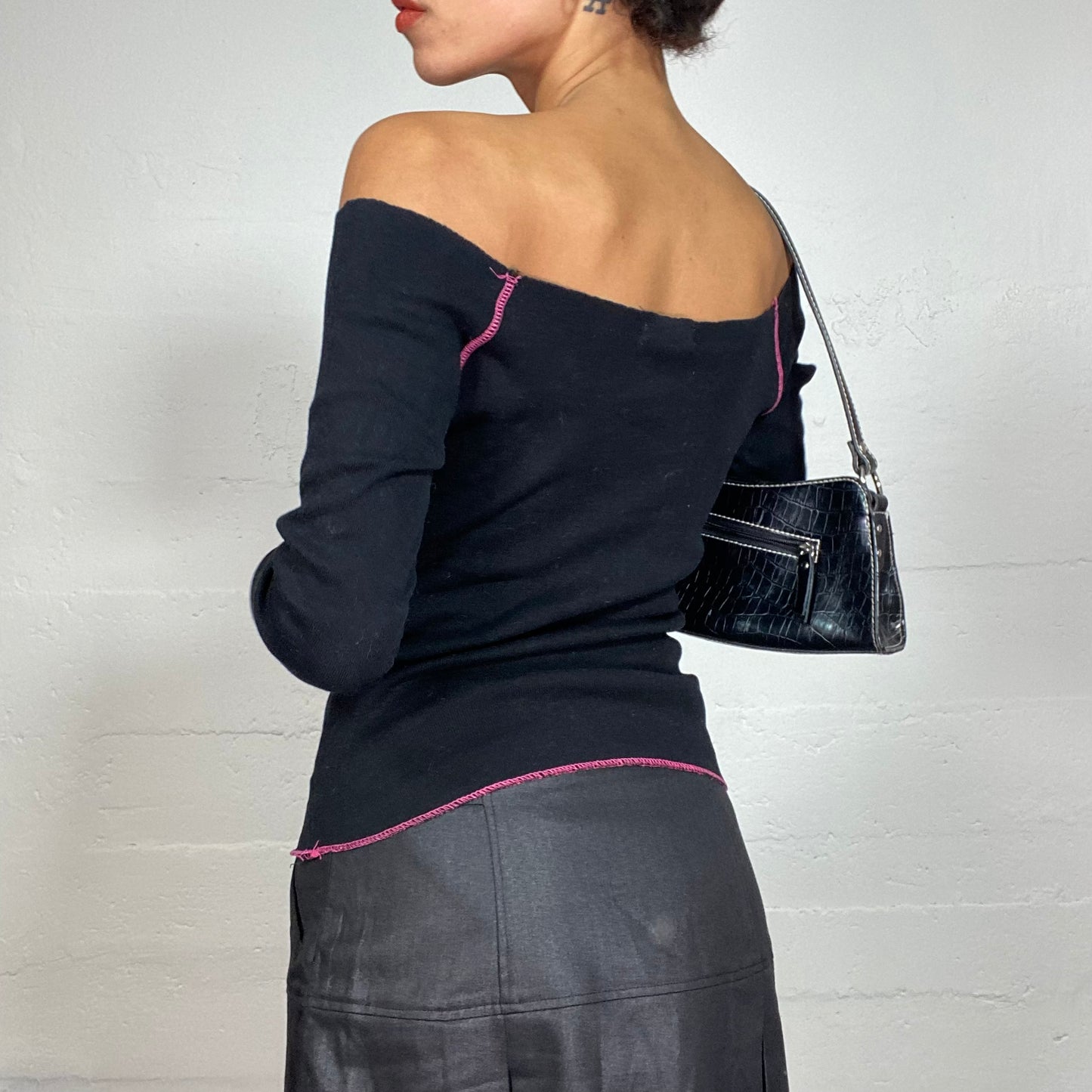Vintage 2000's Sporty Black Longsleeve Off Shoulder Top with Fuchsia Print (S/M)