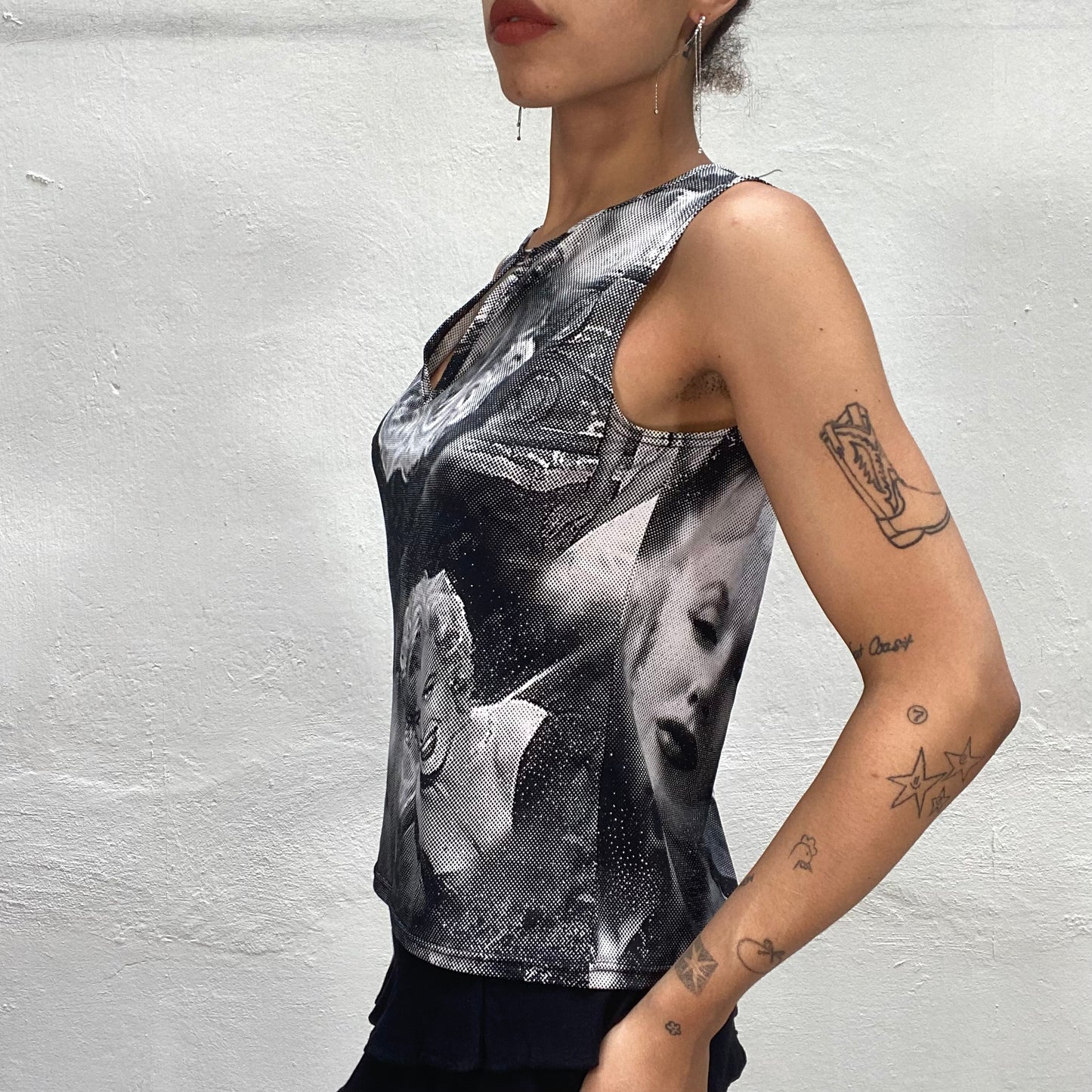 Vintage 2000's Iconic Streetwear Black & White Top with Marilyn Monroe Print (M)