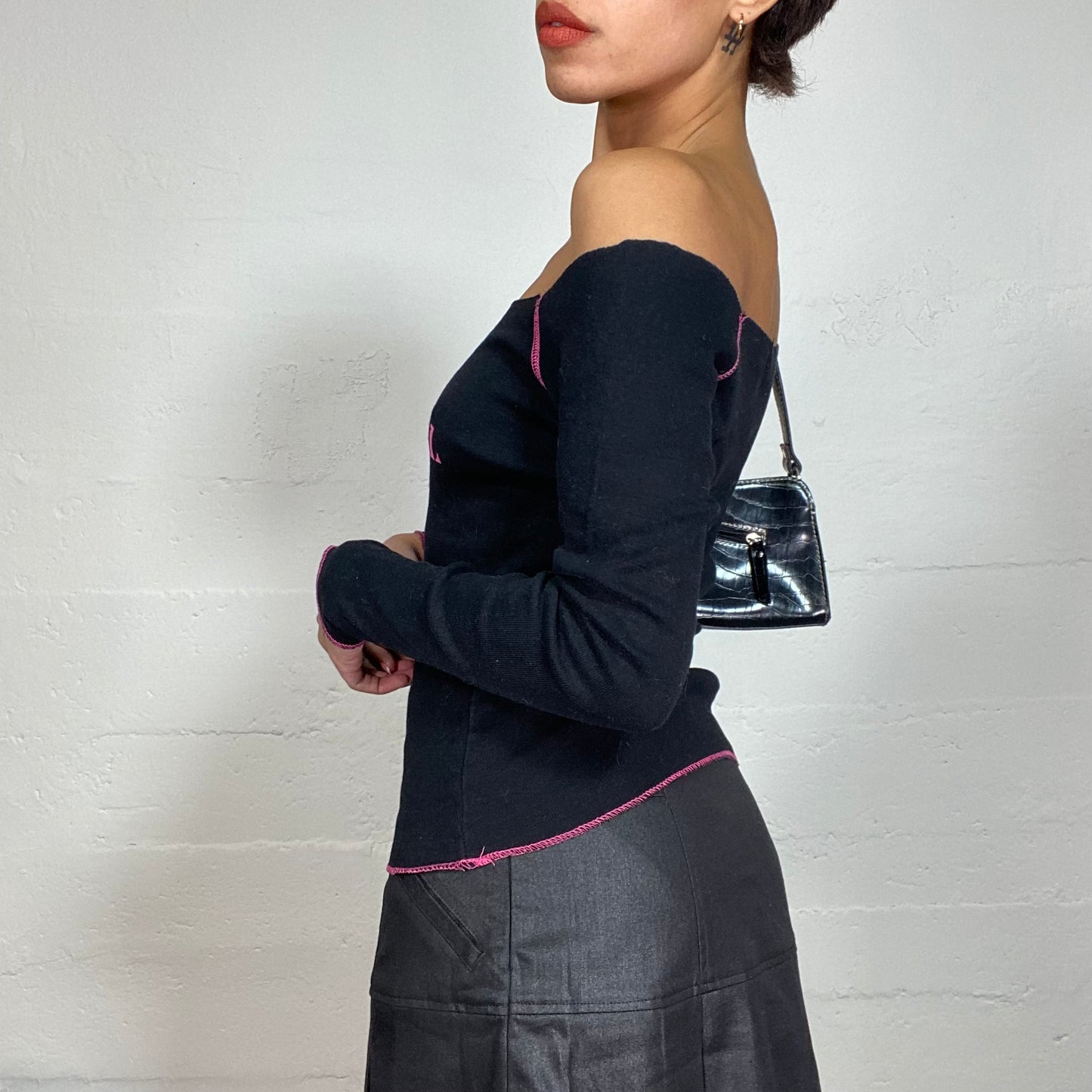 Vintage 2000's Sporty Black Longsleeve Off Shoulder Top with Fuchsia Print (S/M)