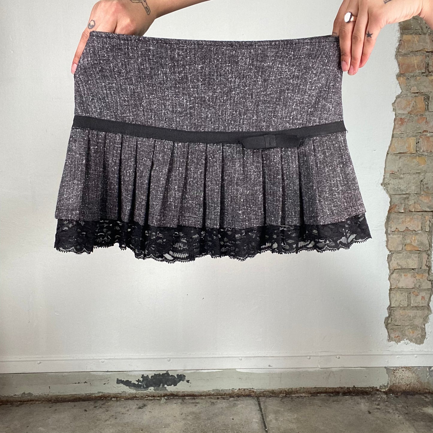 Vintage 2000's Coquette Grey Wool Mini Skirt with Ribbon and Lace Detail (XS)