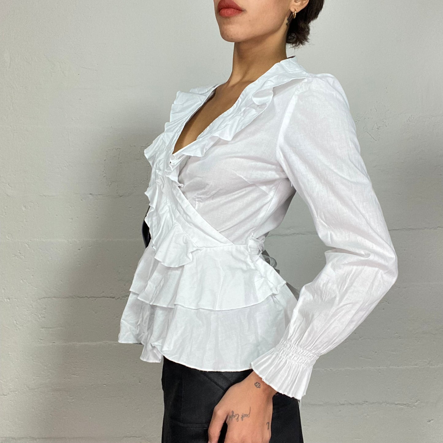 Vintage 2000's Coquette White Longsleeve Blouse with Frilled Collar Detail (S/M)