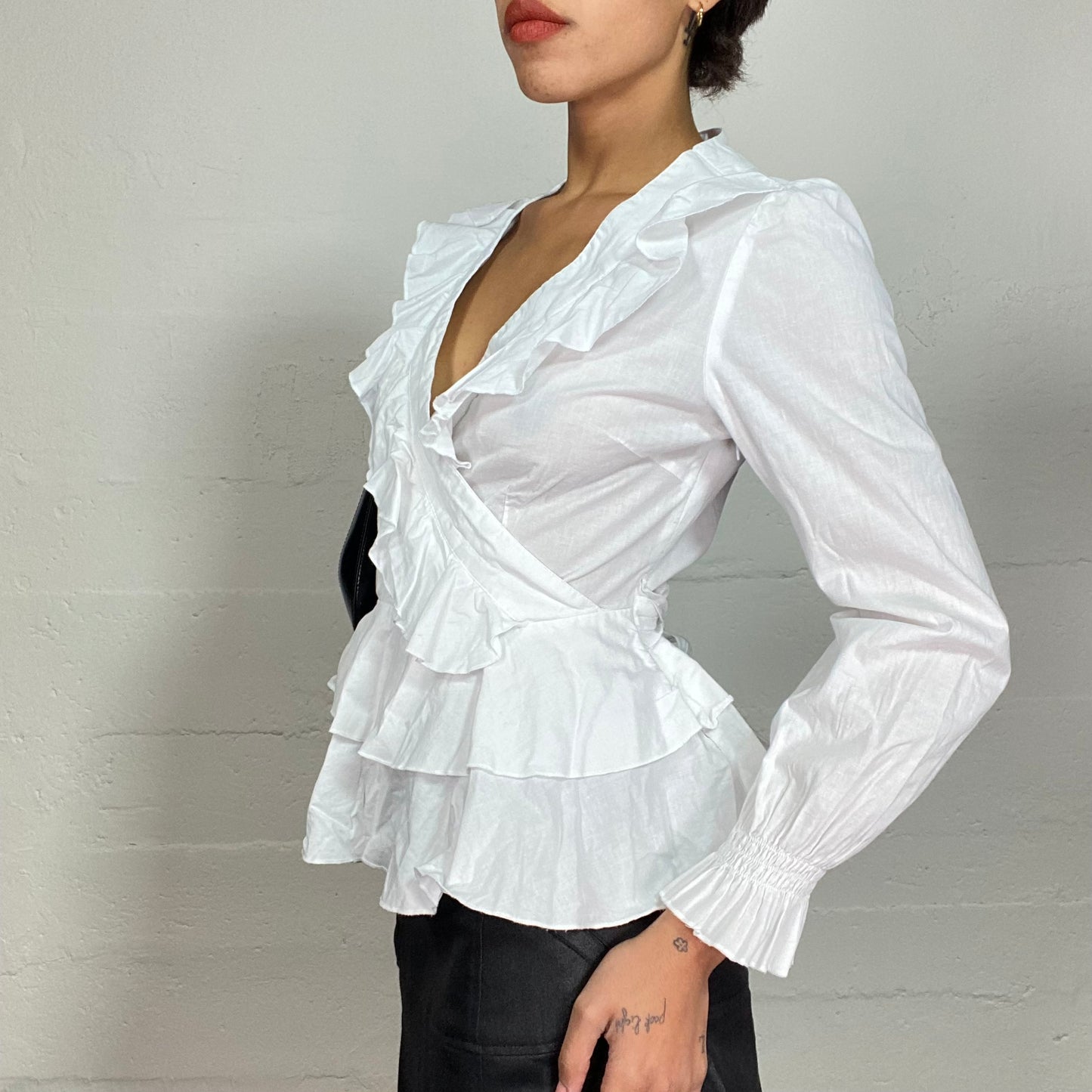 Vintage 2000's Coquette White Longsleeve Blouse with Frilled Collar Detail (S/M)