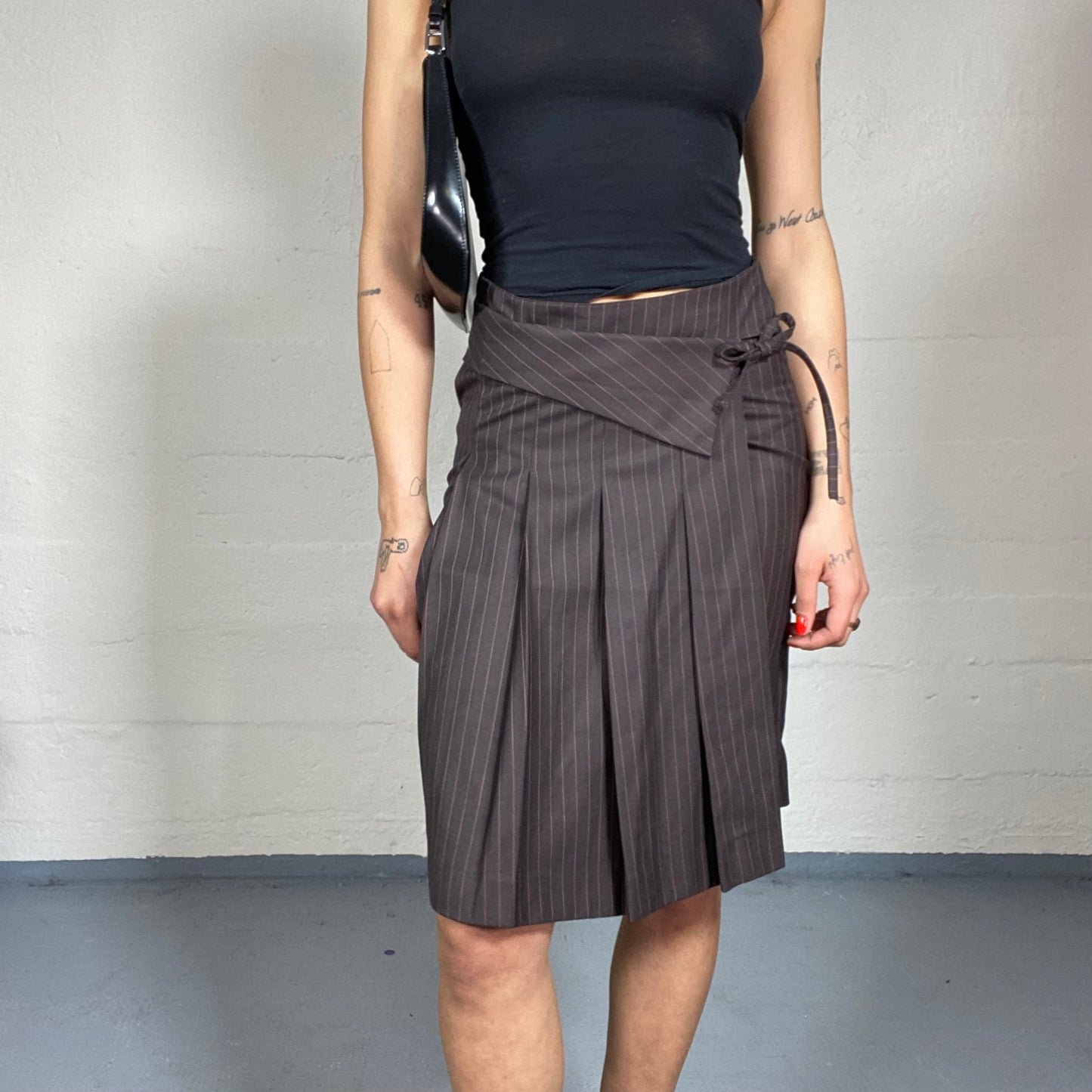 Vintage 2000's Corpcore Brown Pleaded Midi Skirt with Pinstripes Print and Belt Detail (S)