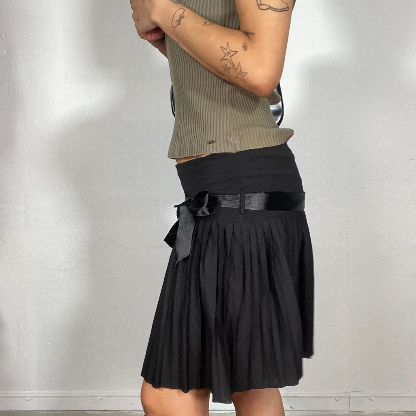 Vintage 90's Schoolgirl Black Pleated Mini Skirt with Satin Ribbon Detail (S)