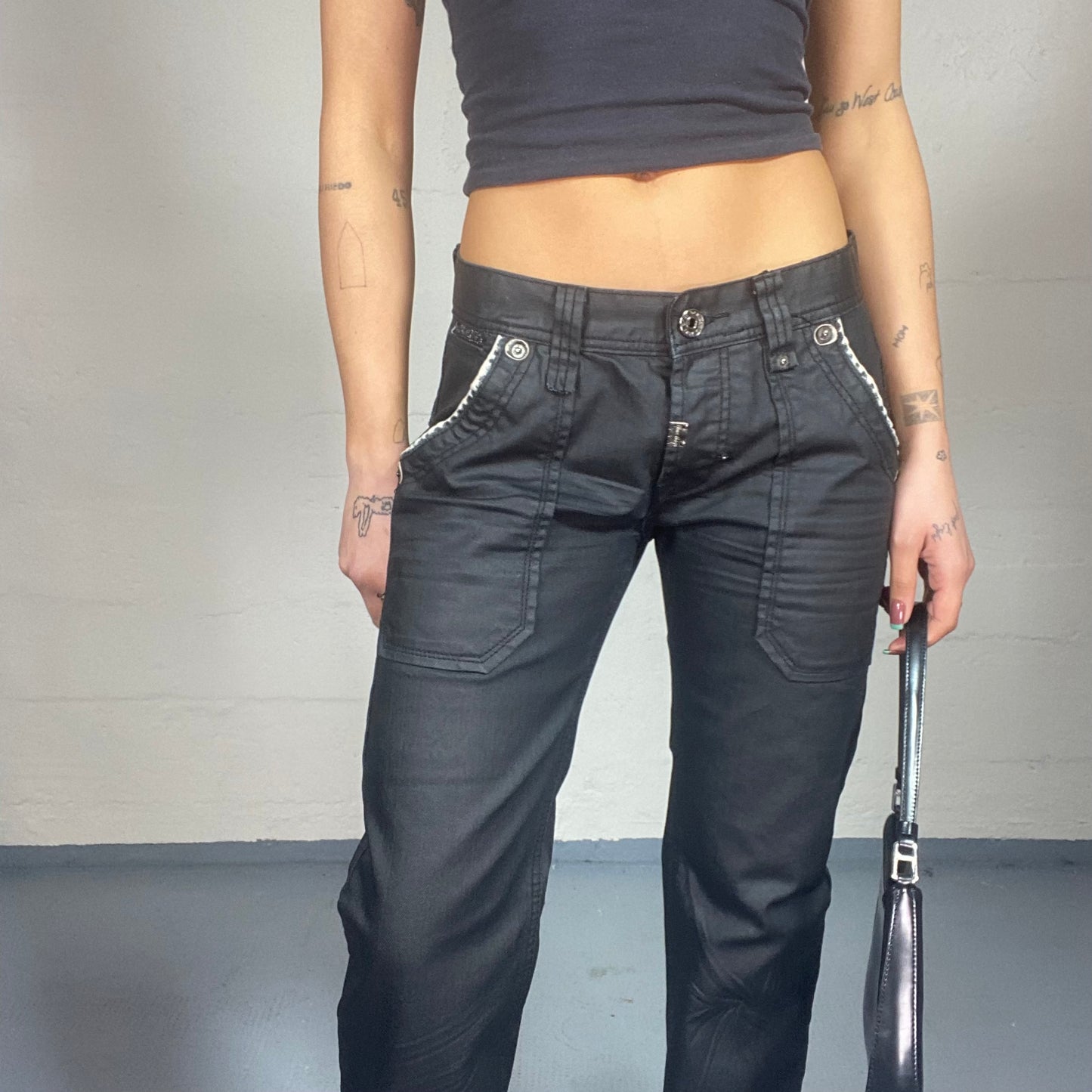 Vintage 2000's Bella Hadid Girl Black Low Waist Cargo Pants with Loose Leg Cut and Big Pockets Detail (S/M)