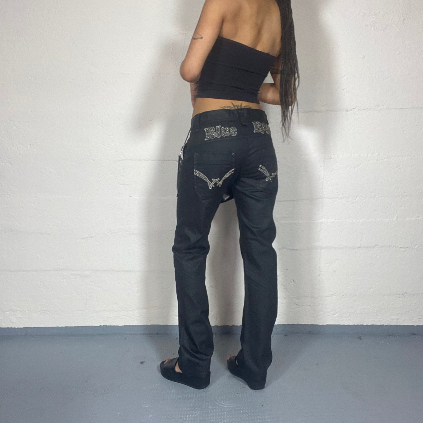 Vintage 2000's Bella Hadid Girl Black Low Waist Cargo Pants with Loose Leg Cut and Big Pockets Detail (S/M)