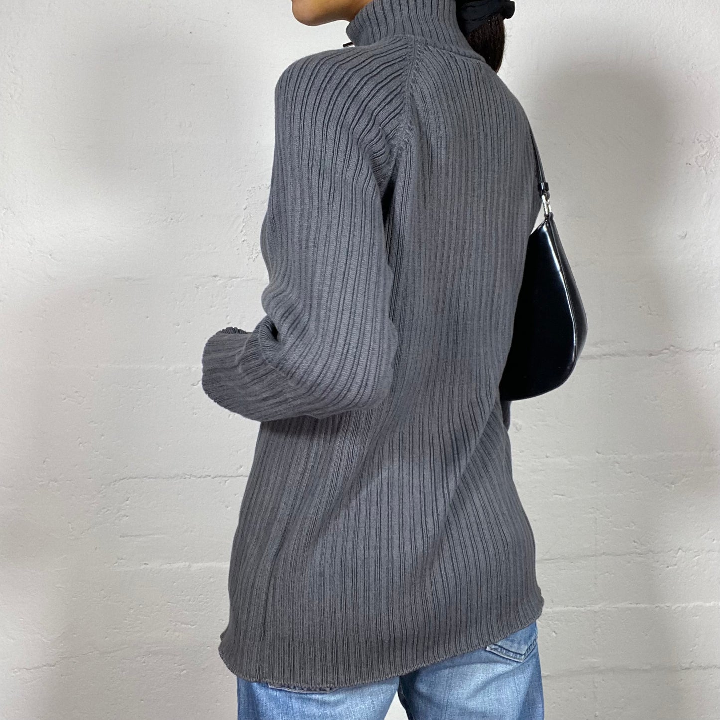 Vintage 2000's Sporty Grey Zip Up Sweater with Ribbed Knit Material (S/M)