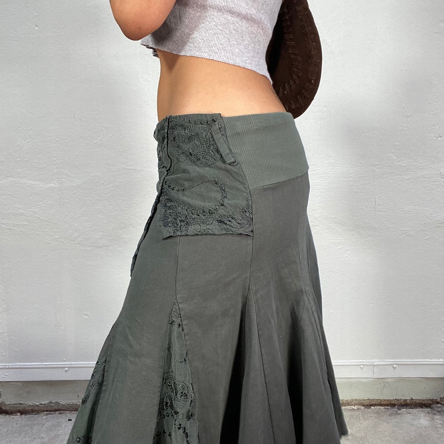 Vintage 90's Whimsgoth Black Deconstructed Tulip Midi Skirt with Embroidered Detail (M/L)