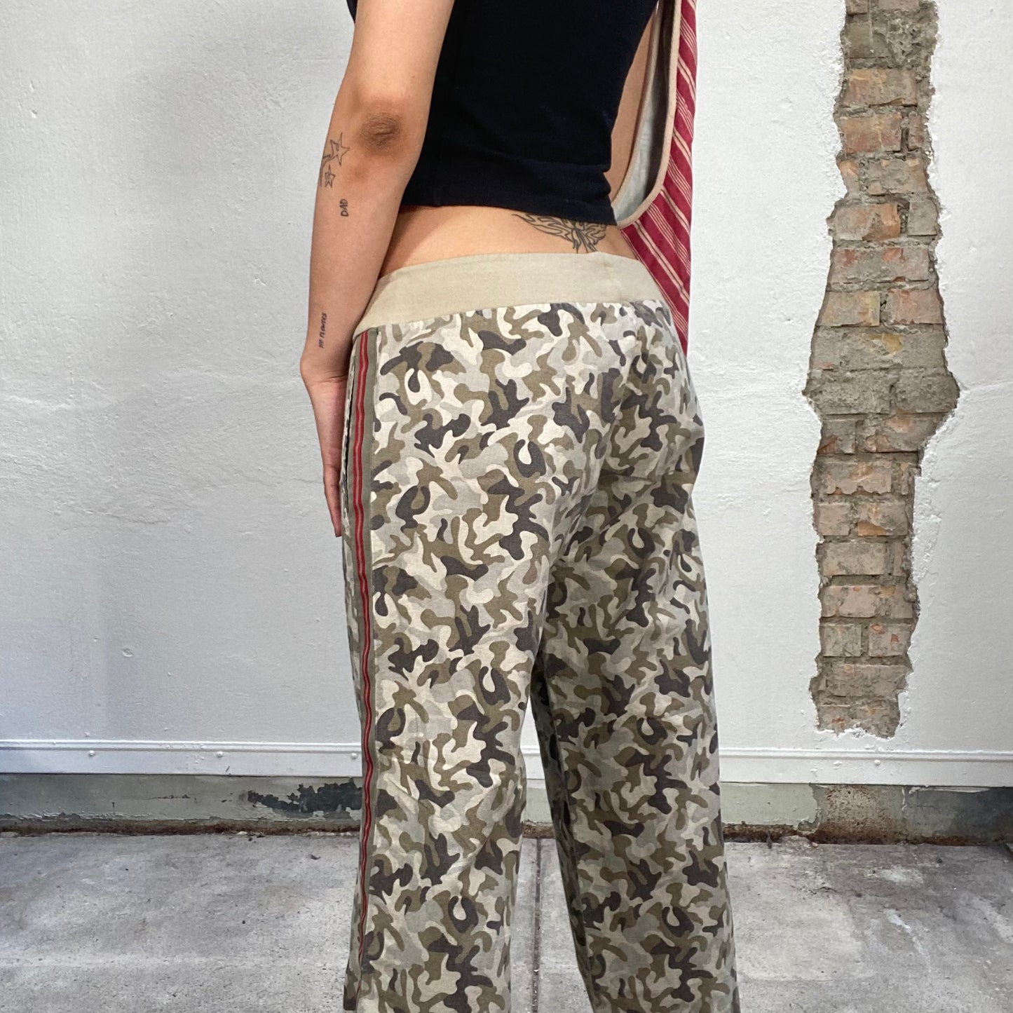 Vintage 90's Streetstyle Khaki Camo Pants with Side Stripe Details (M)