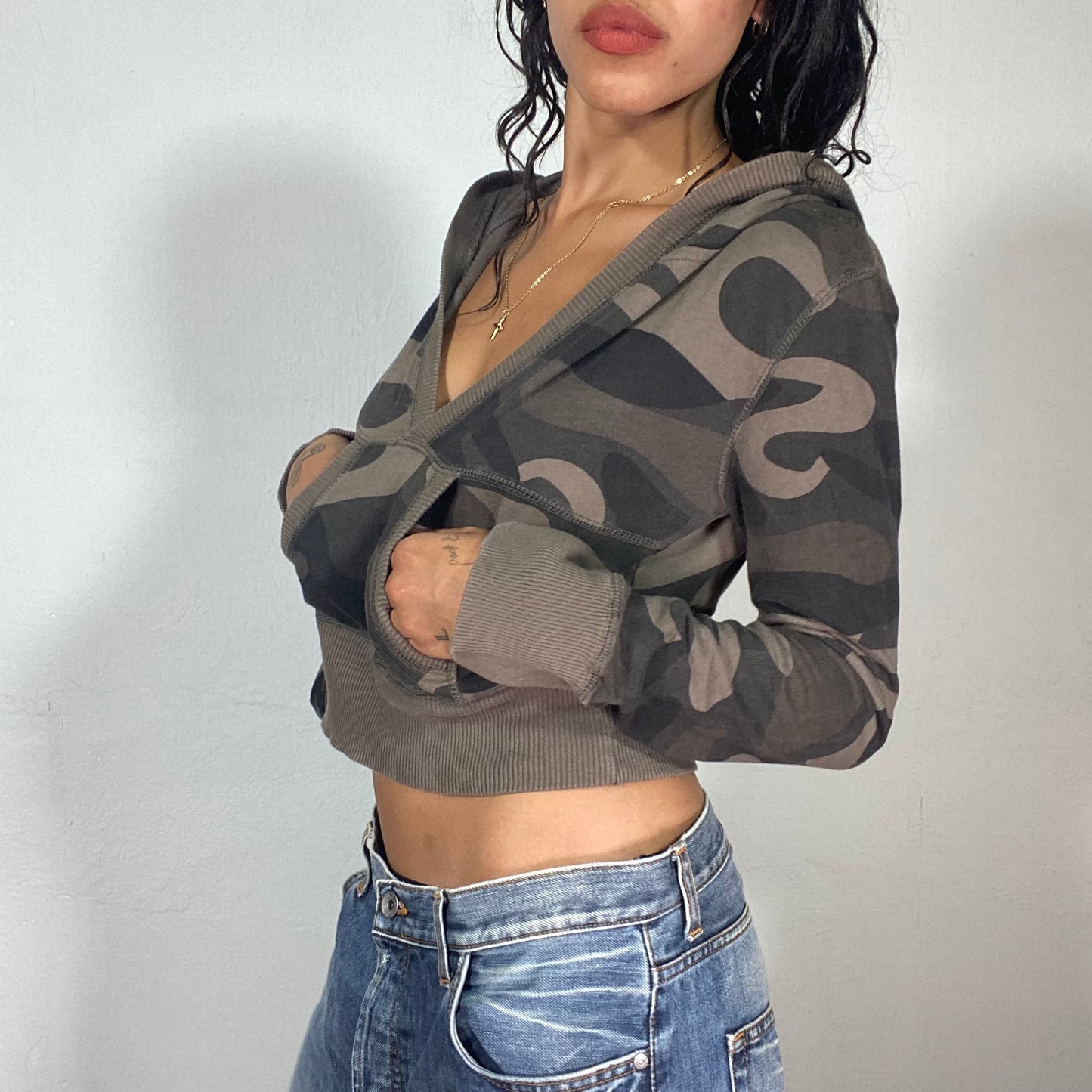 Vintage 2000's Downtown Girl Khaki Camo Longsleeve Sweater Crop Top with Hood and Pocket Detail (XS/S)