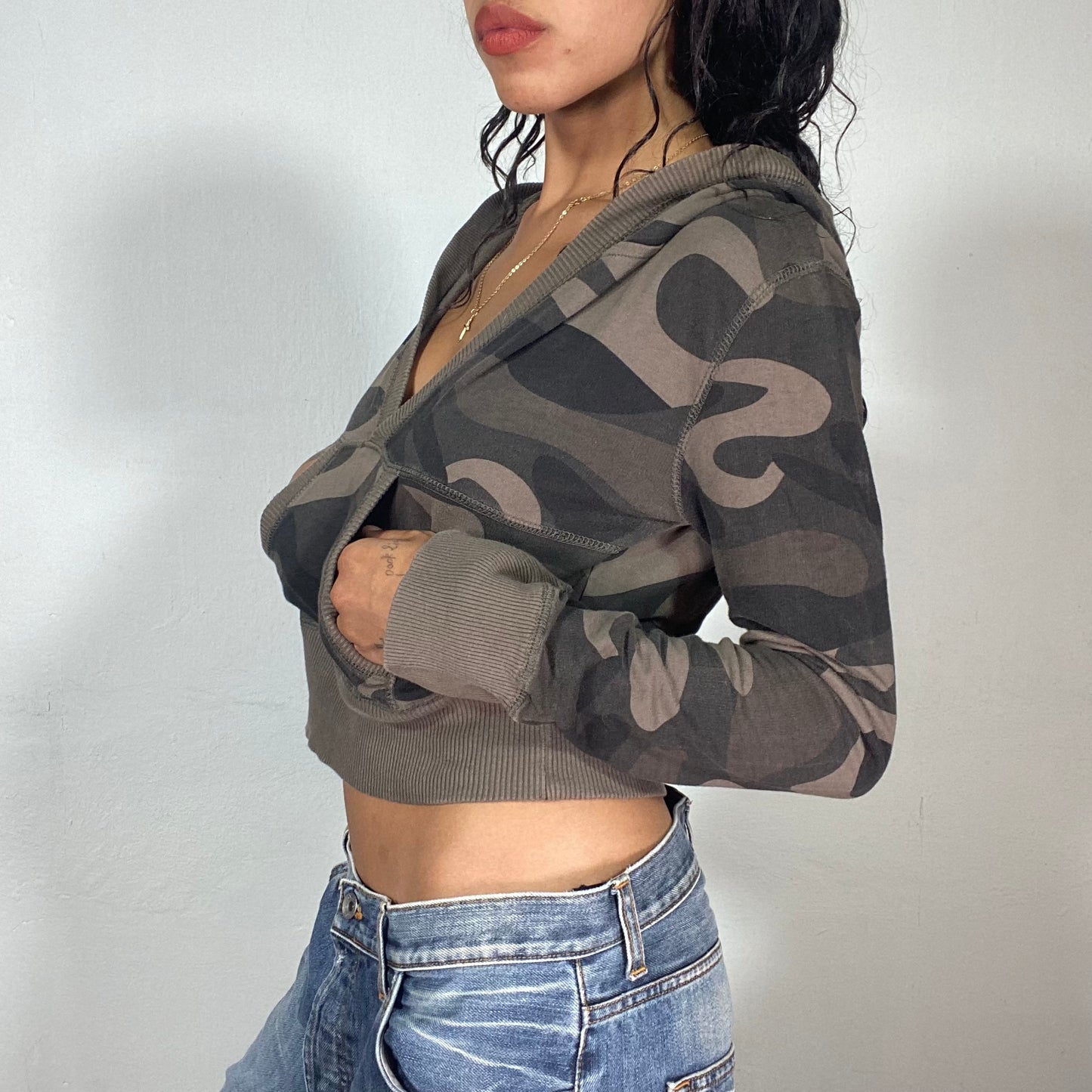 Vintage 2000's Downtown Girl Khaki Camo Longsleeve Sweater Crop Top with Hood and Pocket Detail (XS/S)