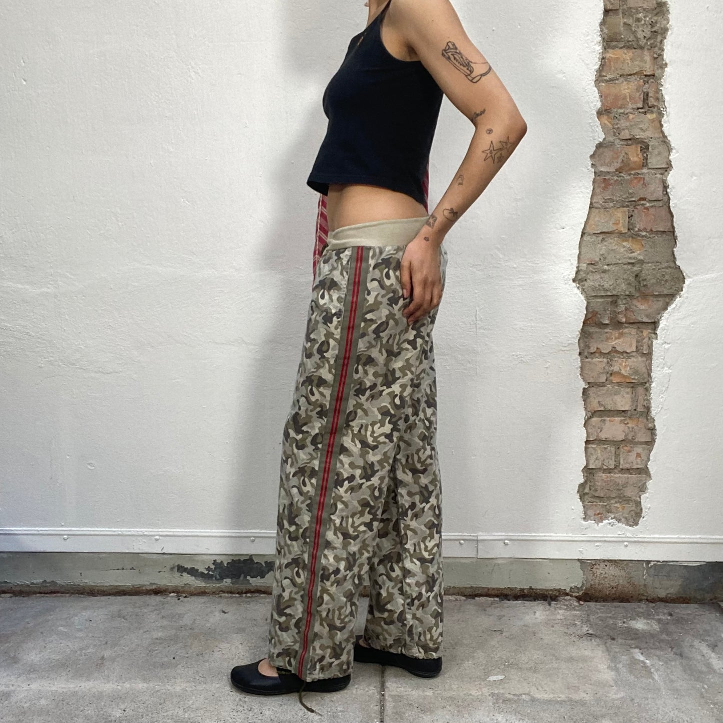 Vintage 90's Streetstyle Khaki Camo Pants with Side Stripe Details (M)