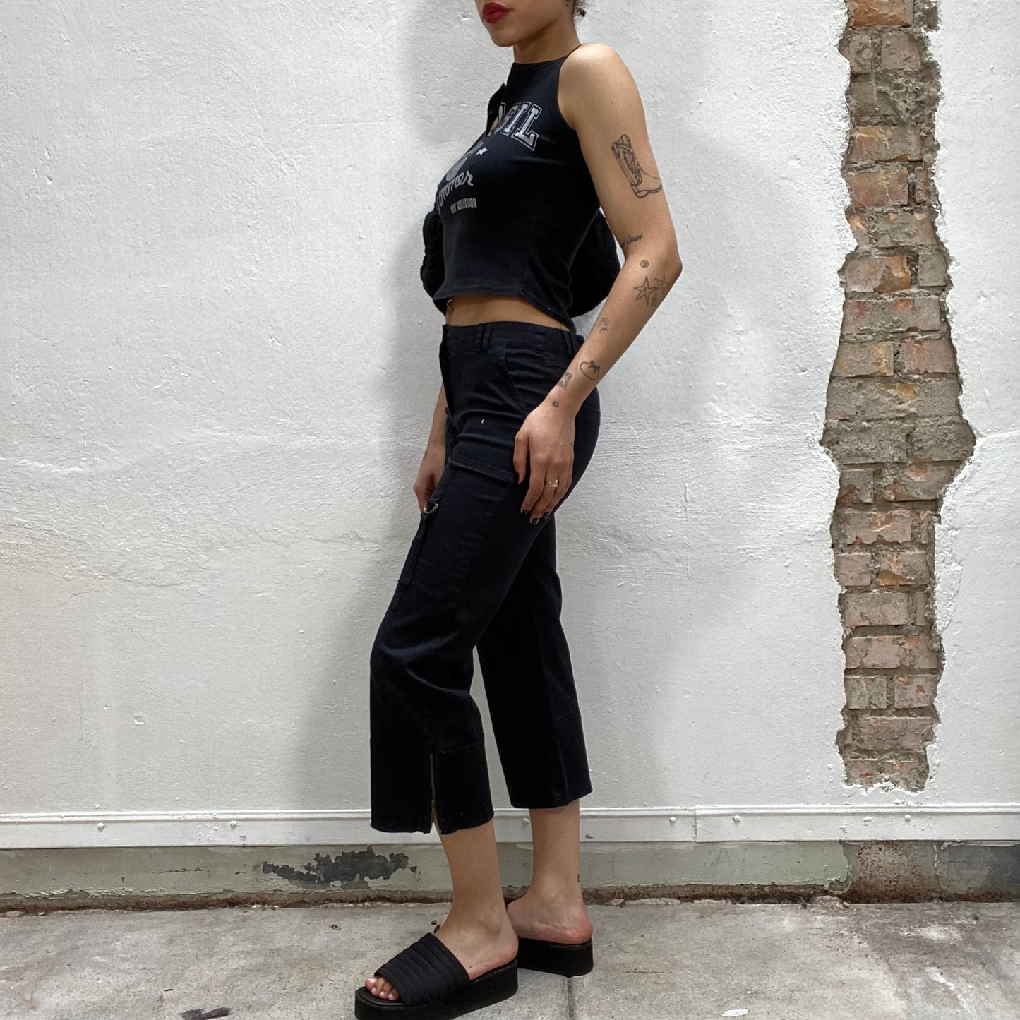 Vintage 2000's Streetstyle Black Cargo Capris with Bras Details (XS/S)