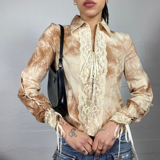 Vintage 2000's Pasión de Gavilanes Brown Tie Dye Lace Up Shirt with White Lace Trims Detail (M)