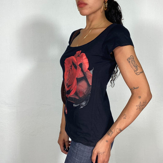 Vintage 2000's Modell off Duty Black Top with Red Realistic Rose Print (M)