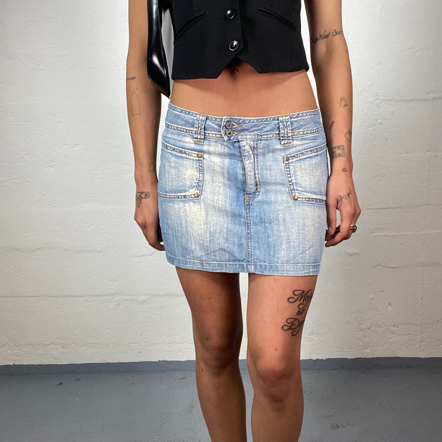 Vintage 2000's Downtown Girl Light Acid Wash Mini Denim Skirt (S)