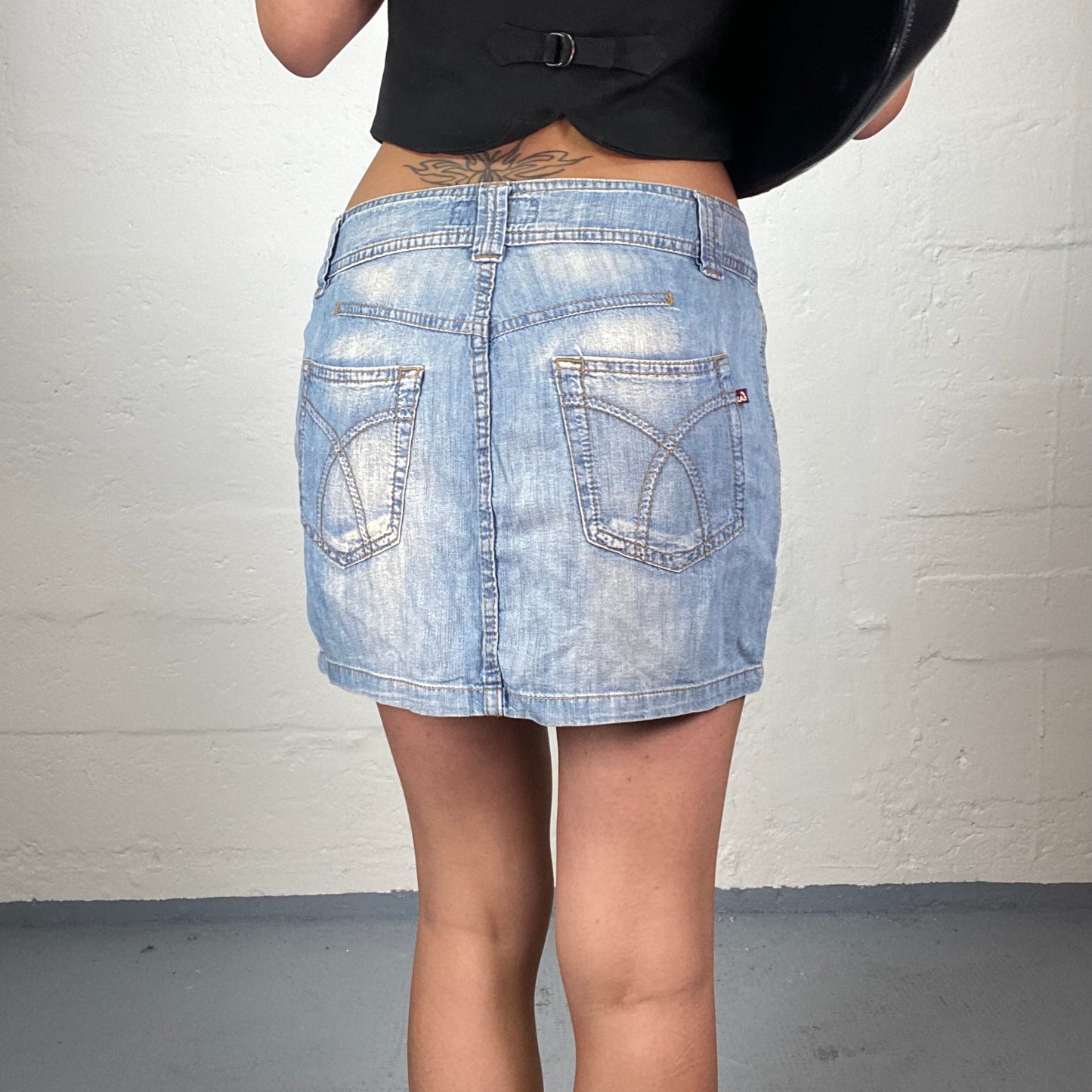 Vintage 2000's Downtown Girl Light Acid Wash Mini Denim Skirt (S)