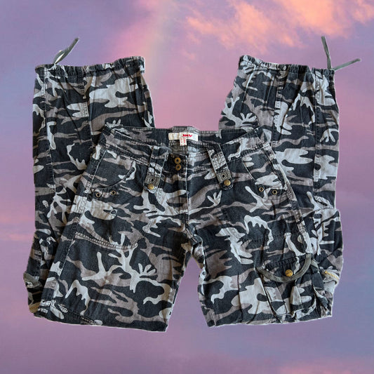 Vintage 90's Low Waist Camo Cargo Pants (34 EU / UK 6 / US 2)