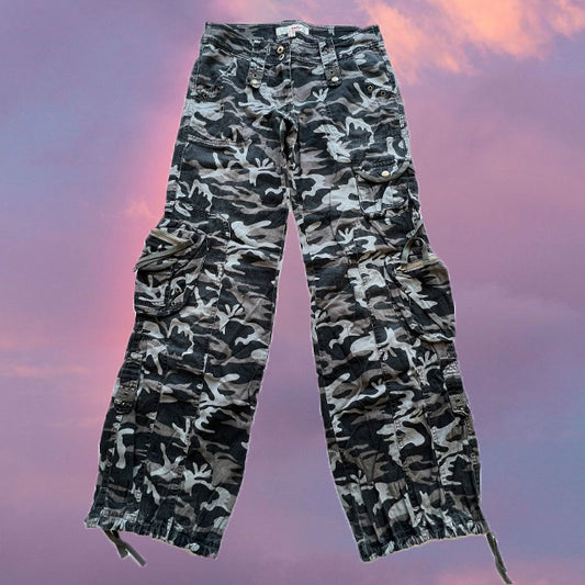 Vintage 90's Low Waist Camo Cargo Pants (34 EU / UK 6 / US 2)