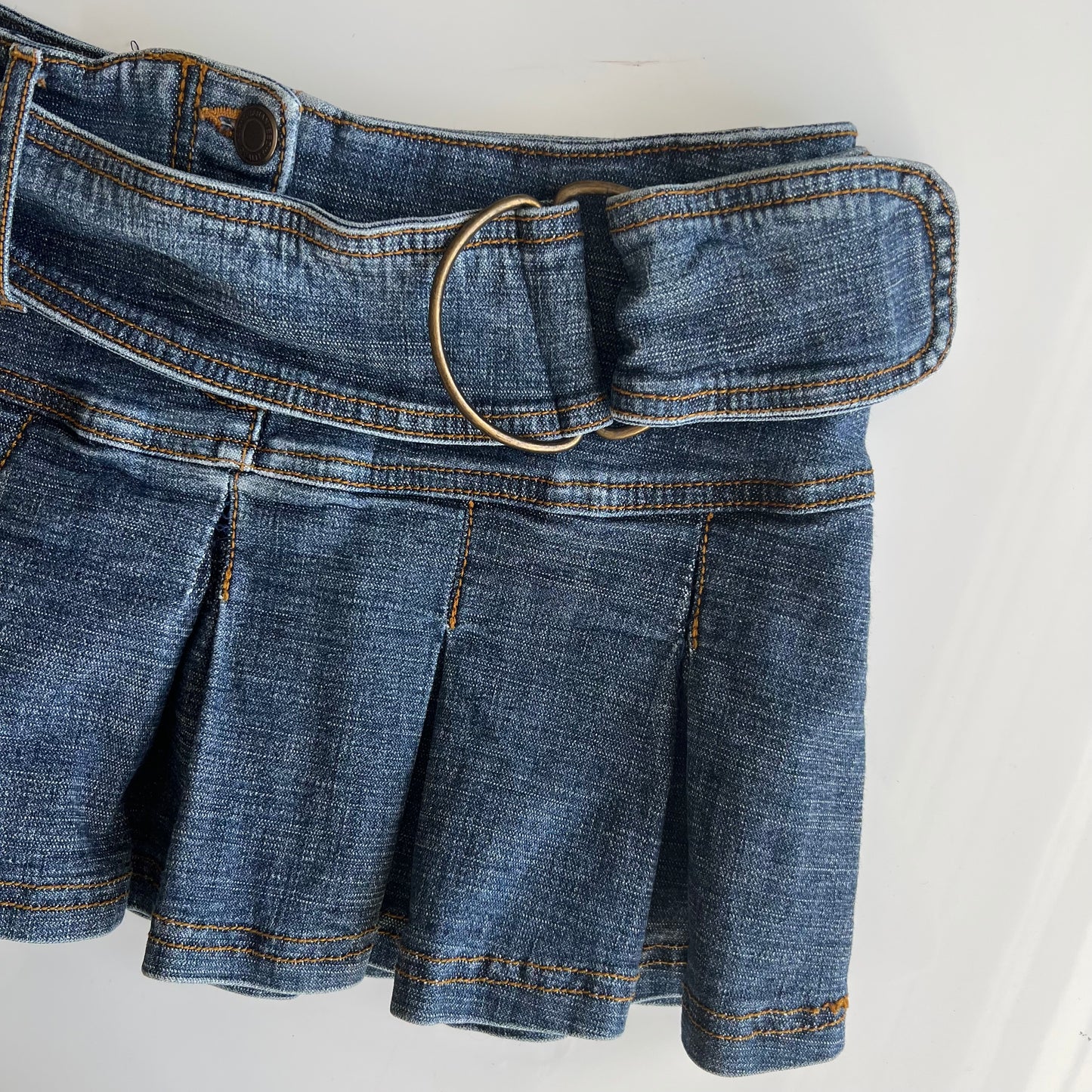 Vintage Y2K Low Waist Denim Pleated Mini Skirt with Belt Detail (34 EU / UK 6 / US 2)