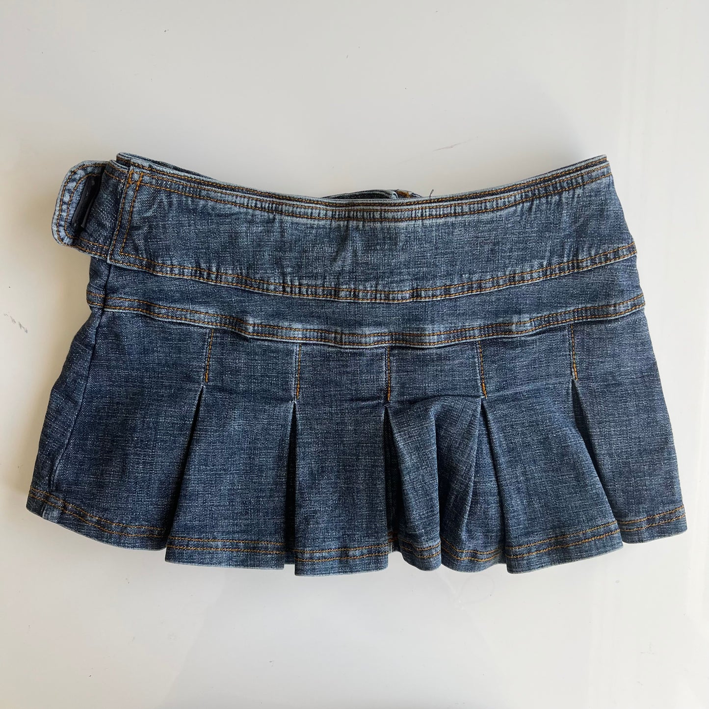 Vintage Y2K Low Waist Denim Pleated Mini Skirt with Belt Detail (34 EU / UK 6 / US 2)