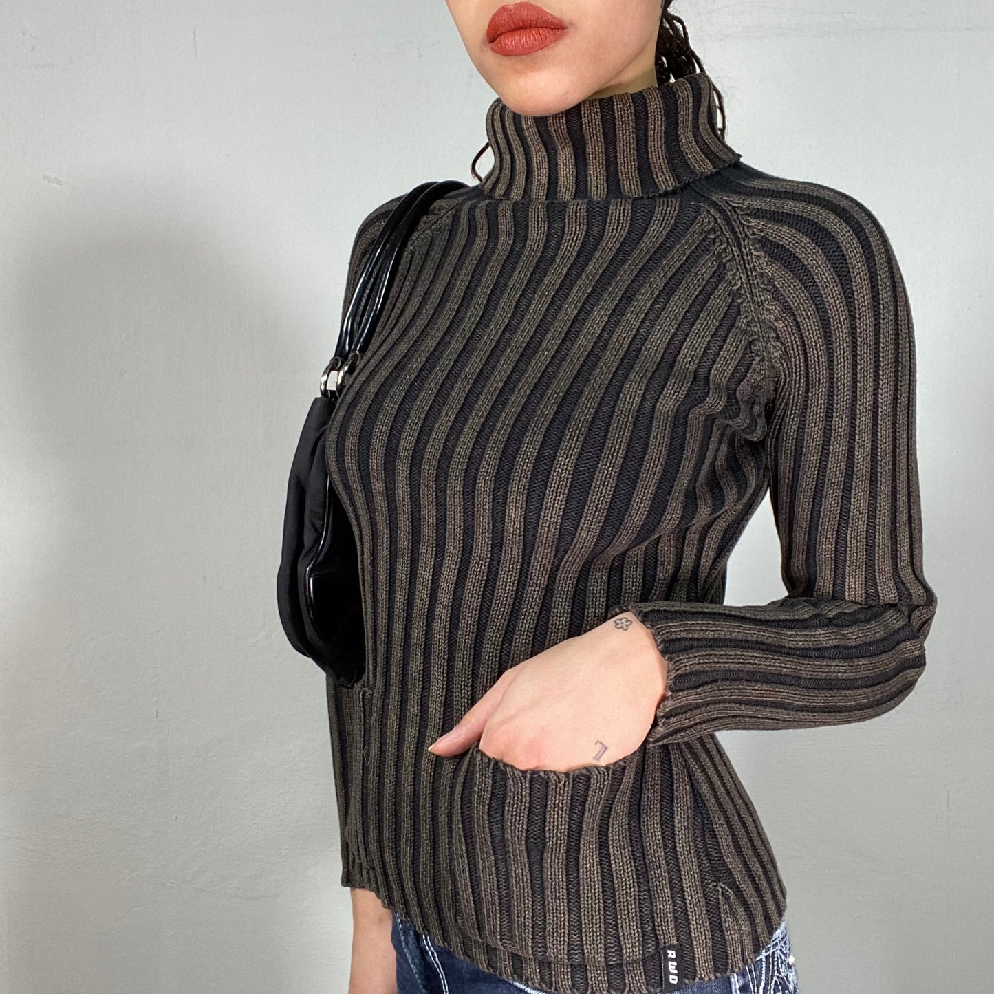 Vintage 90's Grunge Black and Brown Ribbed Knit Sweater with Front Pockets (XS)