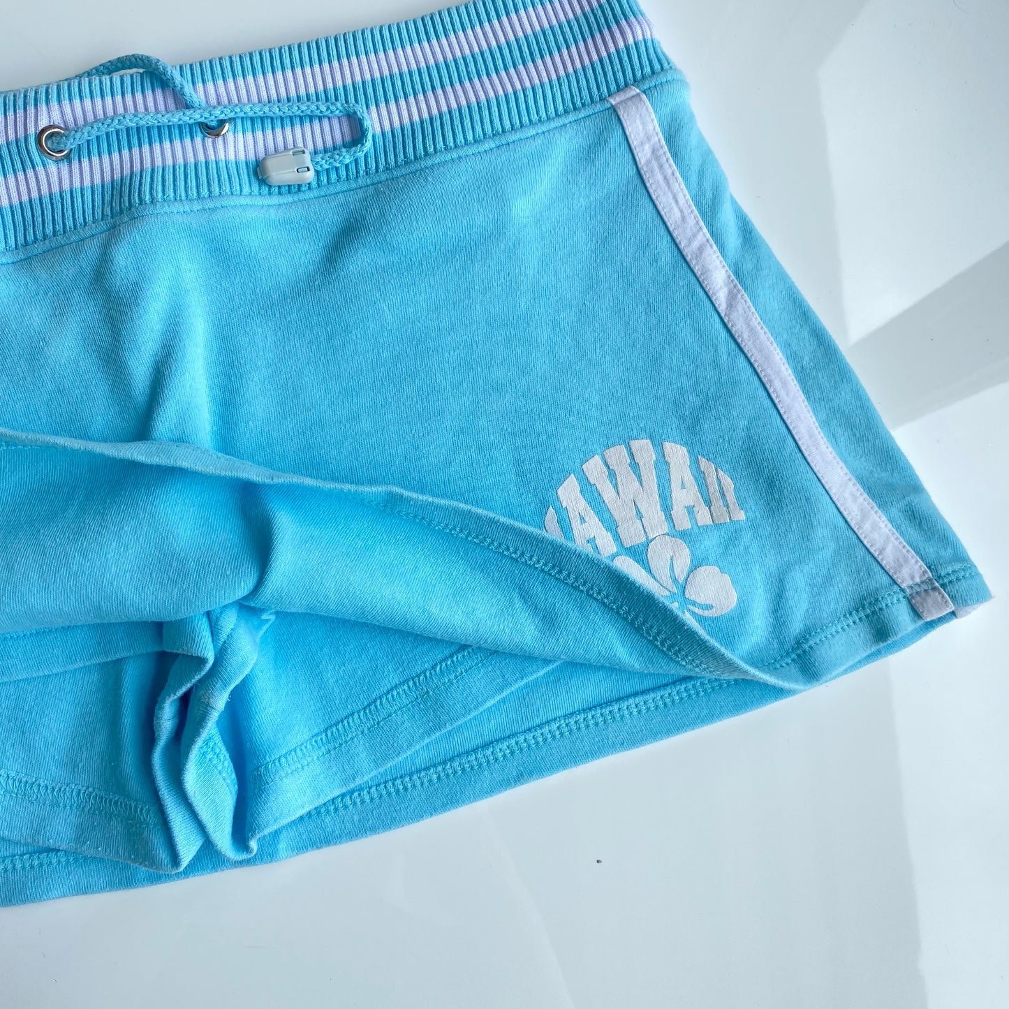 Vintage Y2K Sporty Light Blue Skirt with "Hawaii" Detail (S)