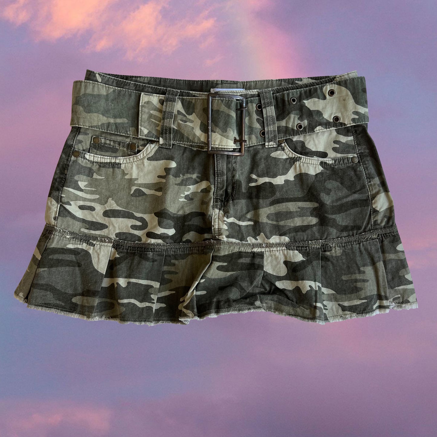 Vintage Y2K Camo Mini Skirt with Belt Buckle Detail (36 EU / UK 8 / US 4)